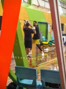 Bogut working the bag